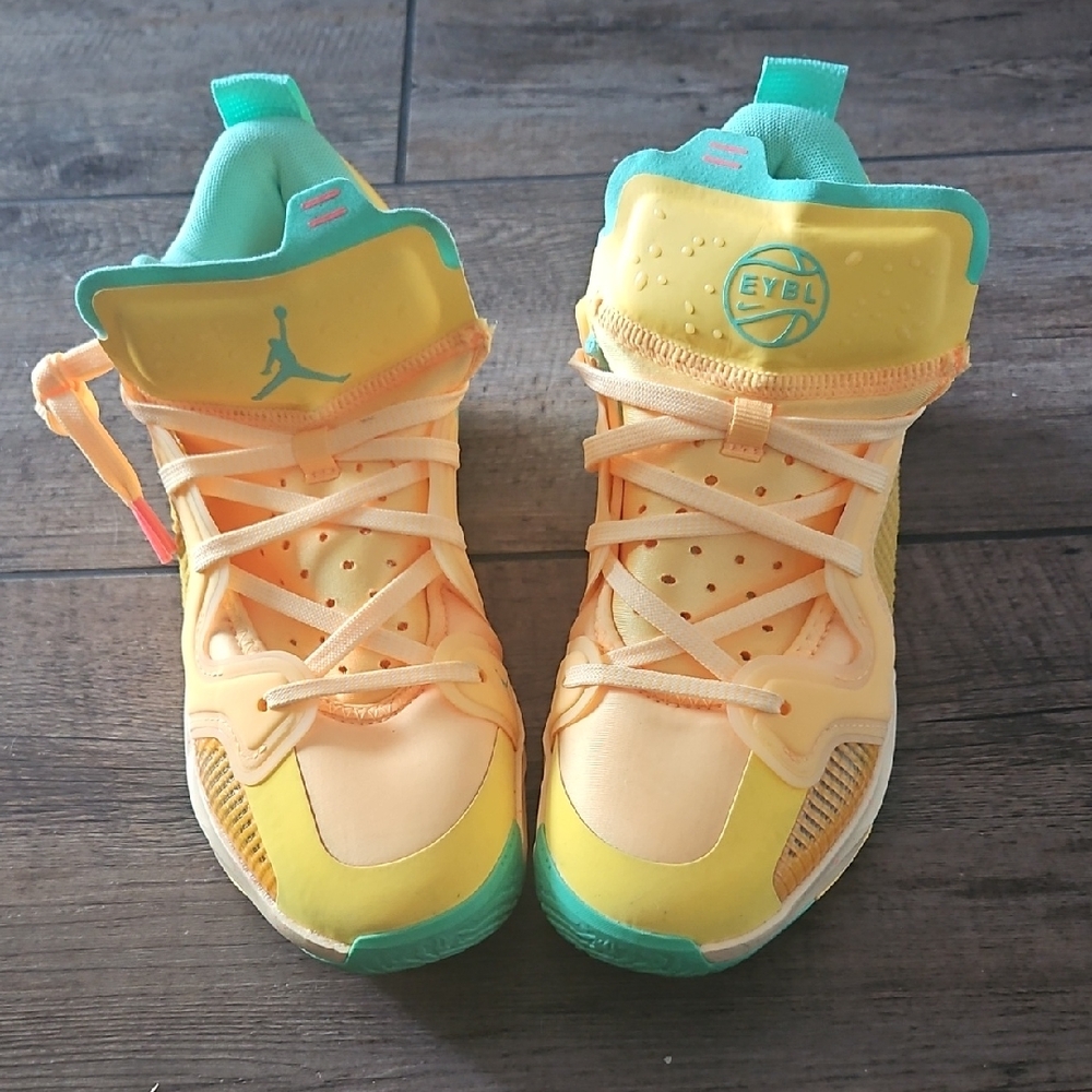 Jordan EYBL Sneakers in Yellow and Teal